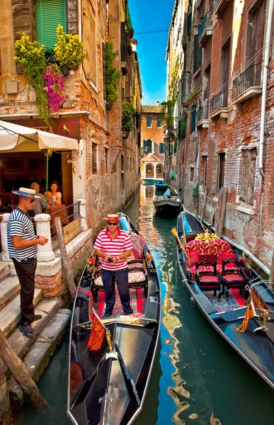 Úzkým průlivem s lodí v Benátkách — Stock fotografie