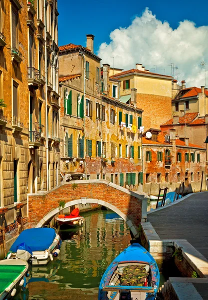 Canal estrecho con barco en Venecia —  Fotos de Stock