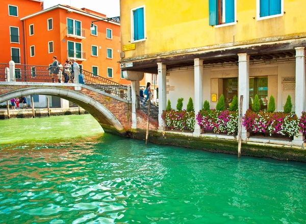 Canal étroit avec bateau à Venise — Photo
