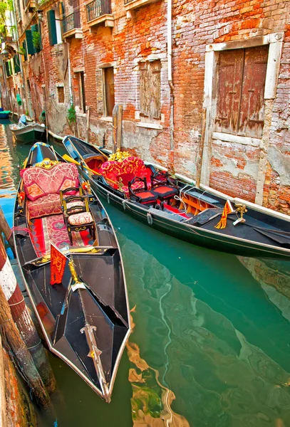 Wąski kanał z łodzi w Wenecji — Zdjęcie stockowe