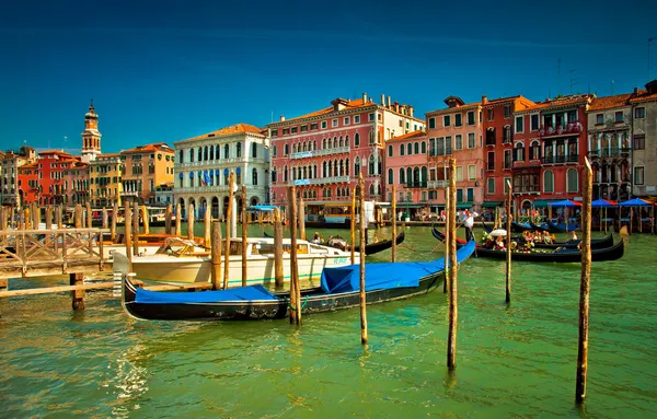 Narrow canal with boat in Venice — Stock Photo, Image