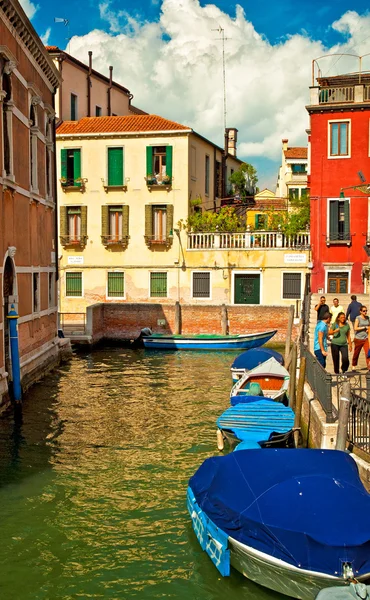 Canal estrecho con barco en Venecia —  Fotos de Stock