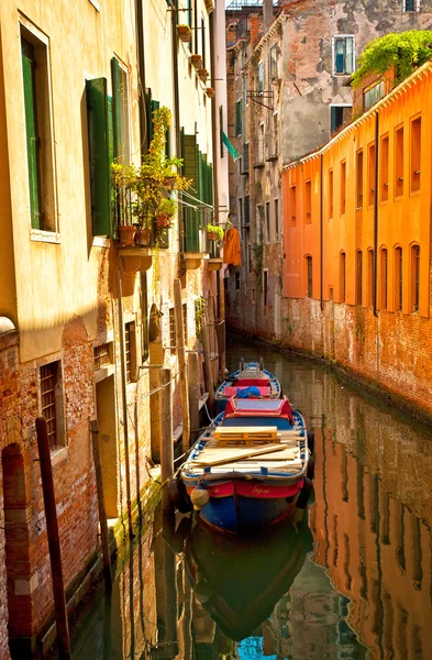 Canal estrecho con barco en Venecia —  Fotos de Stock