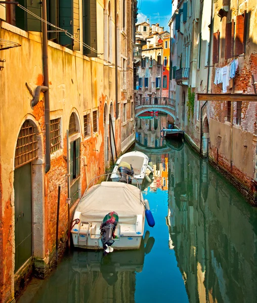 Canal estrecho con barco en Venecia —  Fotos de Stock