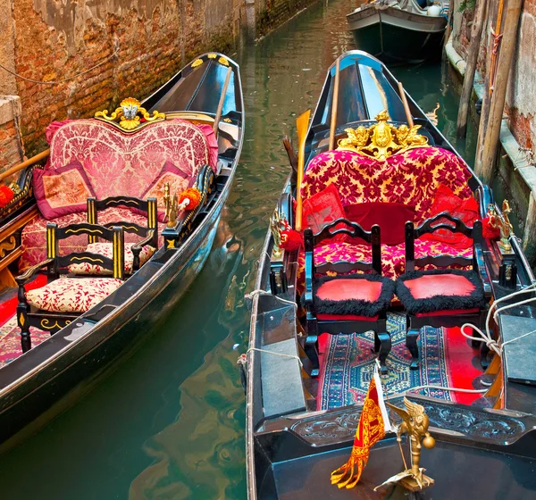 Canal étroit avec bateau à Venise — Photo