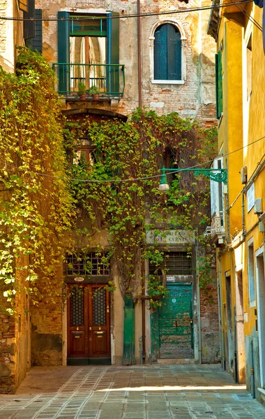 Pěkných starých domů v Benátkách — Stock fotografie