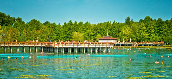 Le célèbre lac thermal Heviz — Photo