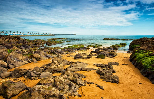 Strand met rotsen — Stockfoto