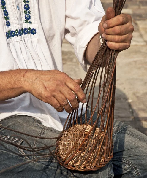 Wickerwork fazer cesta — Fotografia de Stock