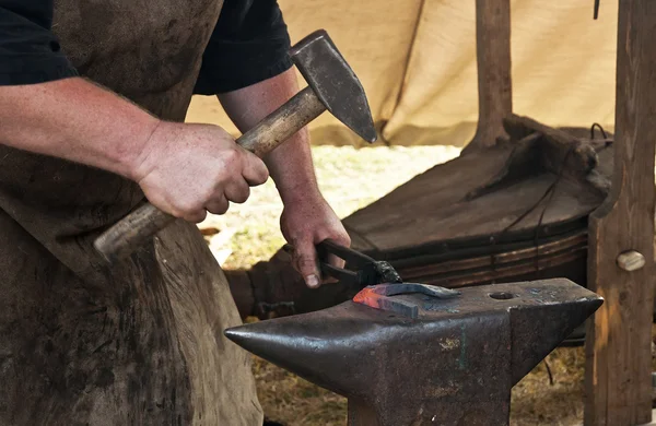Fabbro ferro forgiato fabbro incudine martello — Foto Stock
