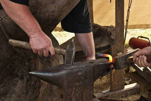 Schmied schmiedet Eisen Schmied Amboss Hammer — Stockfoto