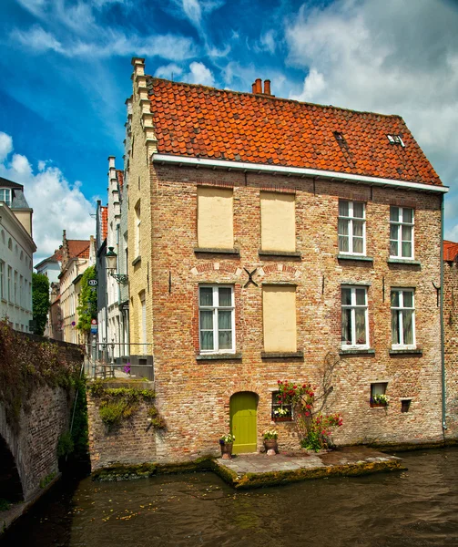 Maisons le long des canaux de Bruges — Photo