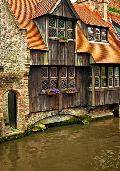 Huizen langs de grachten van brugge — Stockfoto