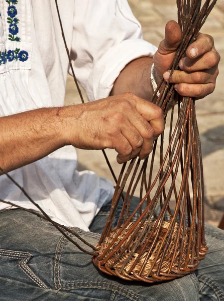 Wickerwork fazer cesta — Fotografia de Stock