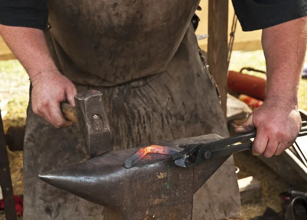 Schmied schmiedet Eisen Schmied Amboss Hammer — Stockfoto