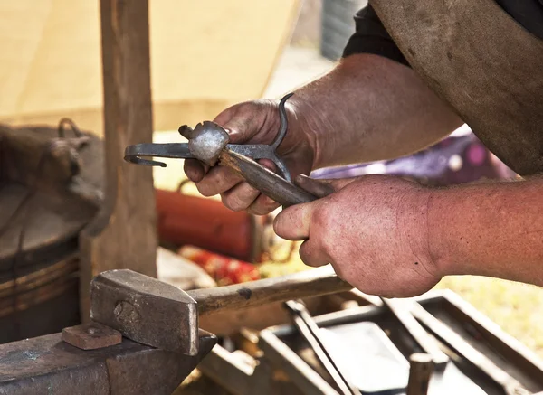 Ferreiro forjado ferro ferreiro bigorna martelo — Fotografia de Stock