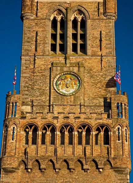 Starożytne średniowiecznej wieży z zegarem — Zdjęcie stockowe