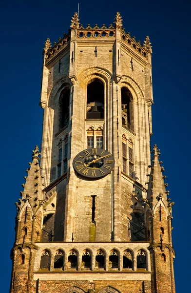 Gamla medeltida torn med klocka — Stockfoto