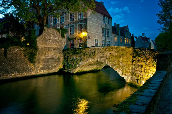 沿着一条运河的历史中世纪建筑 — 图库照片