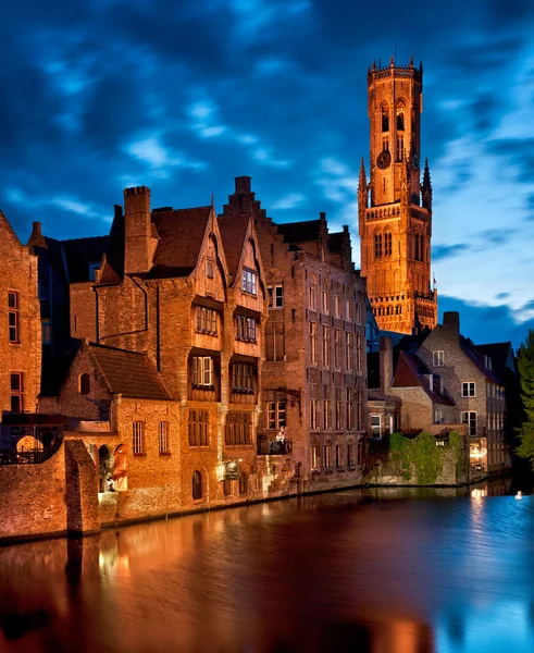 Historische middeleeuwse gebouwen langs een kanaal — Stockfoto