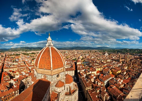 Maravilhosas cores do céu na Piazza del Duomo — Fotografia de Stock