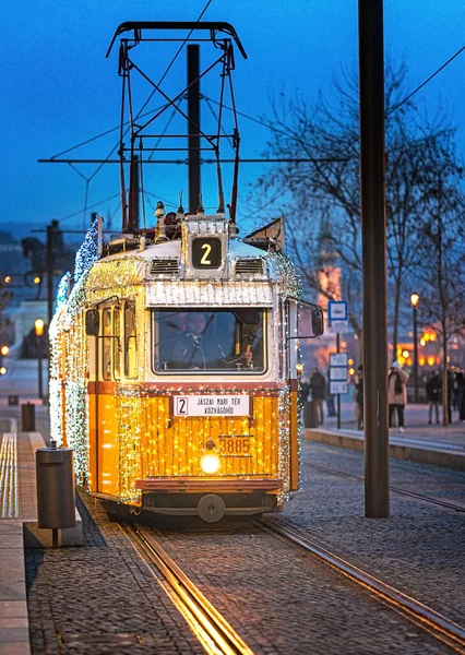 Budapest Ungern December 2020 Belyst Gul Spårvagn Budapest — Stockfoto