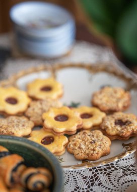 Çilek reçeli ile dolu geleneksel Linzer Noel kurabiyeleri