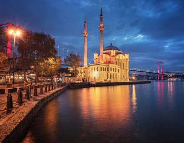 İstanbul 'daki Ortakoy camisinde şaşırtıcı güneş doğuyor