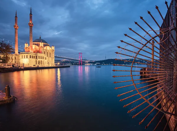 Fantastisk Soluppgång Ortakoy Moskén Istanbul Turkiet — Stockfoto