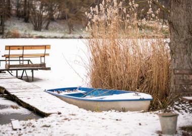Donmuş göldeki iskelede, karlı.