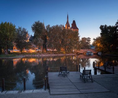 Macaristan 'ın başkenti Budapeşte' nin şehir parkındaki Vajdahunyad şatosuna bakın.