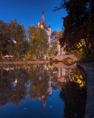 Macaristan 'ın başkenti Budapeşte' nin şehir parkındaki Vajdahunyad şatosuna bakın.