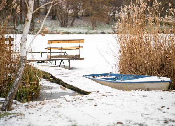 雪の凍った湖の桟橋 — ストック写真