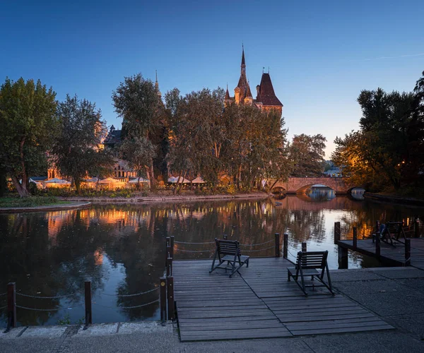 Macaristan 'ın başkenti Budapeşte' nin şehir parkındaki Vajdahunyad şatosuna bakın.