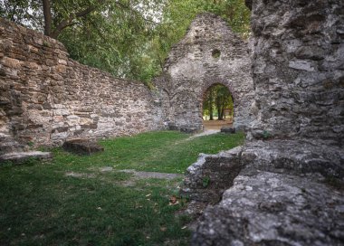 Macaristan, Balaton Gölü 'ndeki Ortaçağ harabe tapınağı