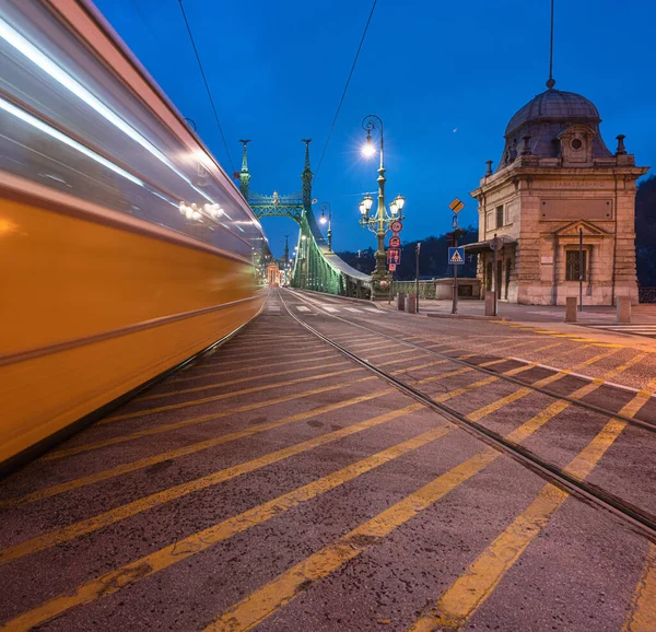 Ponte Liberty Con Tram Movimento Notte Budapest Ungheria — Foto Stock