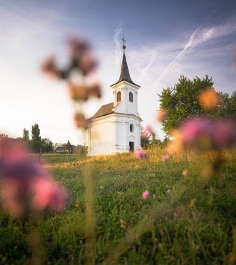 Balatonlelle 'deki güzel eski beyaz şapel.