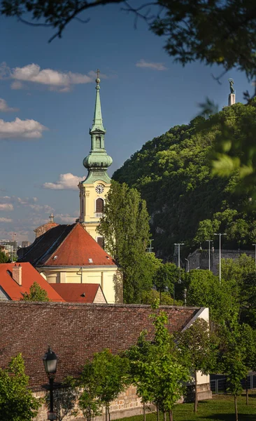 中世の寺院とハンガリーのブダペストの要塞の眺め — ストック写真