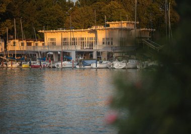 BalatONFOLDVAR, HUNGARY - 11 Temmuz 2021: Macaristan 'ın Balatonfoldvar limanında yelkenli botlarla liman.