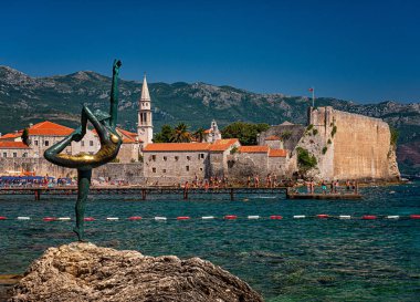 BUDVA, MONTENEGRO - 9 AĞUSTOS, 2019: Karadağ 'ın eski Budva kentine bakın.