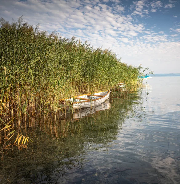 午前中にバラトン湖でボート — ストック写真