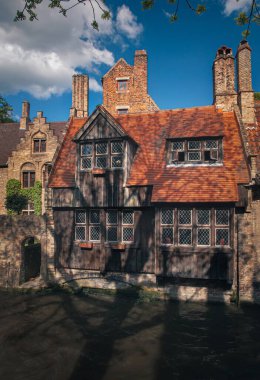 BRUGES, BELGIUM - 20 Nisan 2013 'te Brugge veya Bruges, Belçika kanalları boyunca evler. Bruges genellikle kanalları için 