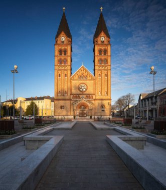 NYREGYHZA, HUNGARY - 23 HAZİRAN, 2022: Necregyhza 'daki Macar Leydisi Katedrali' ne Bakış.