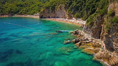 Karadağ 'ın Budva kentindeki plaj turistlerle dolu