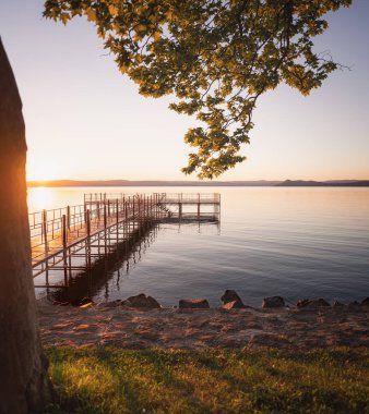 Macaristan Balaton Gölü üzerinde gün batımı