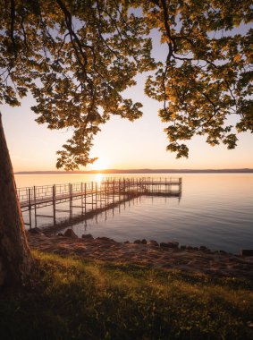 Macaristan Balaton Gölü üzerinde gün batımı