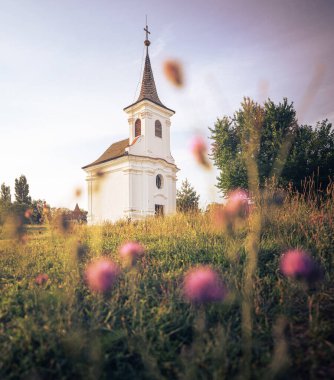 Balatonlelle 'de çiçekli eski güzel bir şapel.