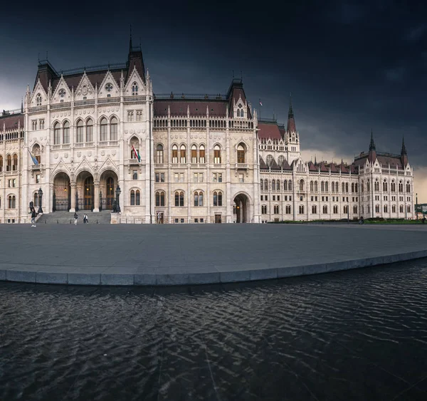 Zewnątrz Węgierskiego Parlamentu Burzliwe Popołudnie — Zdjęcie stockowe