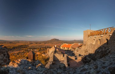 Balaton Gölü 'ndeki ünlü Szigliget kalesi.