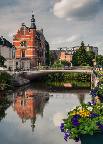 Brugge ya da Bruges, Belçika kanalları boyunca evler